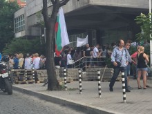 Едва 100-на служители на КОЦ и функционери на БСП с тих протест срещу избора на нов шеф