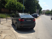 Лъскаво BMW нагло "кацна" на пешеходна пътека