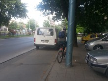 Велоалеите по бул. "Никола Вапцаров" станаха паркинг