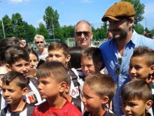 Дейвид Бекъм се снима с малки "смърфчета"