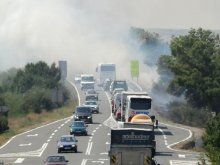 Пожари затрудняват движението по пътя за южното черноморие