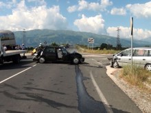Цистерна събра две коли, четирима в болница 
