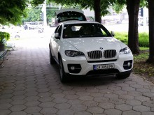 Лъскаво БМВ паркира страхотно в градинка