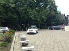 Полицаи паркираха на пл. "Съединение"