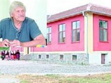 Англичанин купи училище в българско село