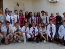 Ученици от "Пейо Яворов" сложиха възпоменателна табела на едноименната улица в Пловдив