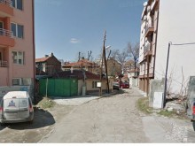 Баба от Пловдив реже корените на дървета, едното падна върху няколко коли