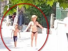 Гола жена се разходи с детето си по главната в Бургас