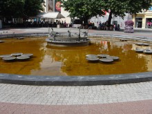 Фонтанът в центъра на Пловдив придоби ужасен цвят, никой не знае причината!