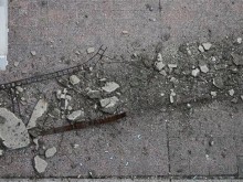 Огромен панел от тераса падна върху детска площадка