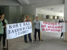 Протестиращи от "Южен полъх" стигнаха и до ОбС, не искат бариери!