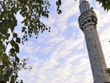 Закачиха отрязана свинска глава на минарето на джамия