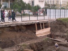 Свлачище подкопава площада пред Централна поща 