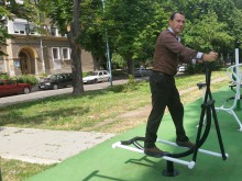 Кметът на "Северен" демонстрира форма на ремонтирана фитнес площадка