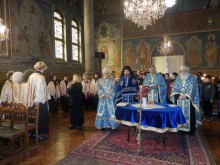 Синодът мобилизира свещениците срещу сектите 