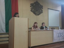 Зарадваха с подаръци близначки в Съединение