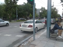 Нагло паркиране - почти на тротоара