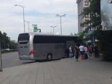 Автобус с екскурзианти затвори тротоар на бул. "България"