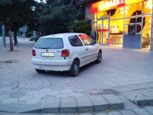 Безпардонно паркиране пред "Т Маркет" на "Шести септември"