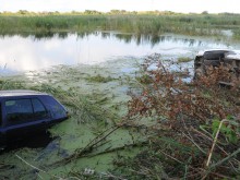 Автомобил и микробус паднаха в блато