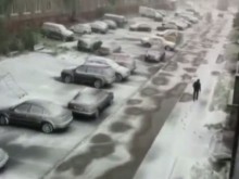 Снежна виелица в руски град посред лято