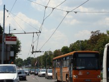 Тролейбусна мрежа падна до Гарата, има пострадали автомобили!