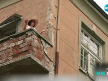 Баба дебне с мегафон и свирка уриниращи пред къщата й в Стария град