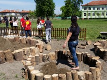 Училище превърна част от своя двор в модерна биоградинка