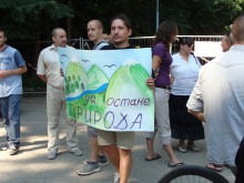 Дежурните протестиращи отново са активирани. Този път са против зоологическата градина