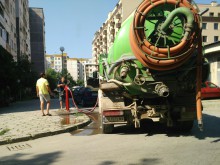 Ето как се зарежда вода от уличен пожарен кран посред бял ден в Пловдив!