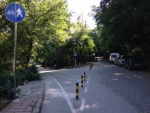 Читател недоволства от антипаркинг колчетата на Бунарджика