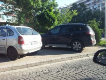 Тротоарът на ул. "Капитан Райчо" окупиран от наглеци 