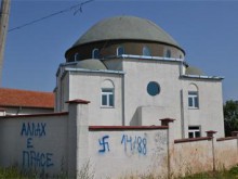 Джамия осъмна с надпис "Аллах е прасе"
