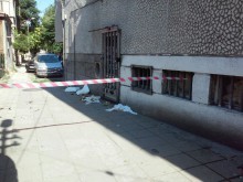Жена мята предмети от терасата на жилището си в Бургас