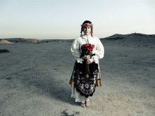 Фотосесия на българка с носия в пустинята на Катар взриви Фейсбук