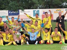 "Жълто-черните" шампиони от U19 показват купата пред бултрасите