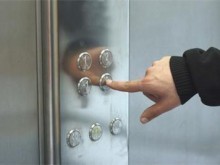 12-годишен опипа съседка в асансьор