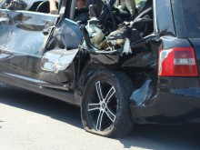 Влак блъсна "Ауди" на прелез в Пловдив, юнаците от колата позорно избягаха!