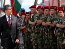 Армията търси ножици и гребени