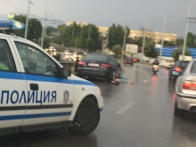 Мъж бе блъснат докато бута количка на пътното платно