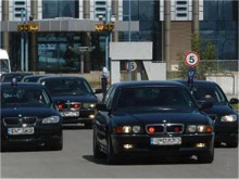 НСО размахва автомат и избутва кола на пловдивско семейство в аварийната лента 