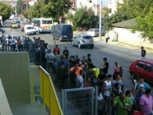 Огромна опашка за билети в Коматево