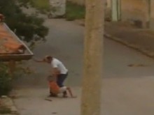 Мъж преби дете с пръчка заради откъсната слива