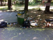 Емблематичен парк в село Първенец тъне в боклуци