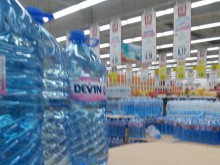 Изпражнения на мишки до минералната вода в "Кауфланд"