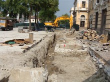 Стовариха тежка техника пред Централна гара, кипи усилен ремонт