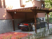 Пловдивчанин си направи навес за колата под балконите на хората