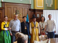 Участниците в XXI Международен фолклорен фестивал с подаръци от Общината