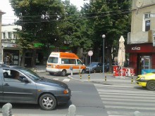Кърджалийска линейка блъсна жена в Пловдив, пострадалата е откарана в болница със счупвания!
