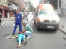 Блъснатата от линейка жена е с опасност за живота! Очевидец: Шофьорът нямаше видимост!